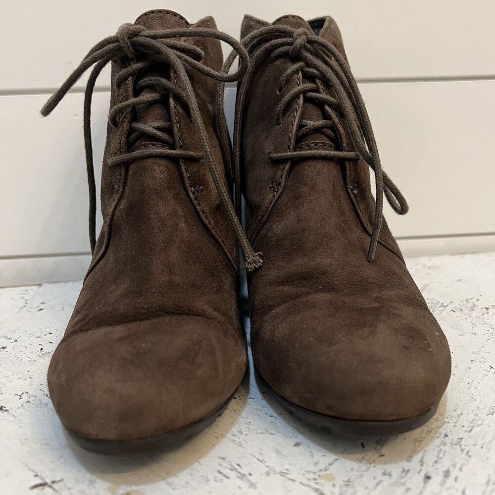Clarks Shoes Wedge Heels Womens 8 M Brown Suede Leather Artisan Ankle Lace Up